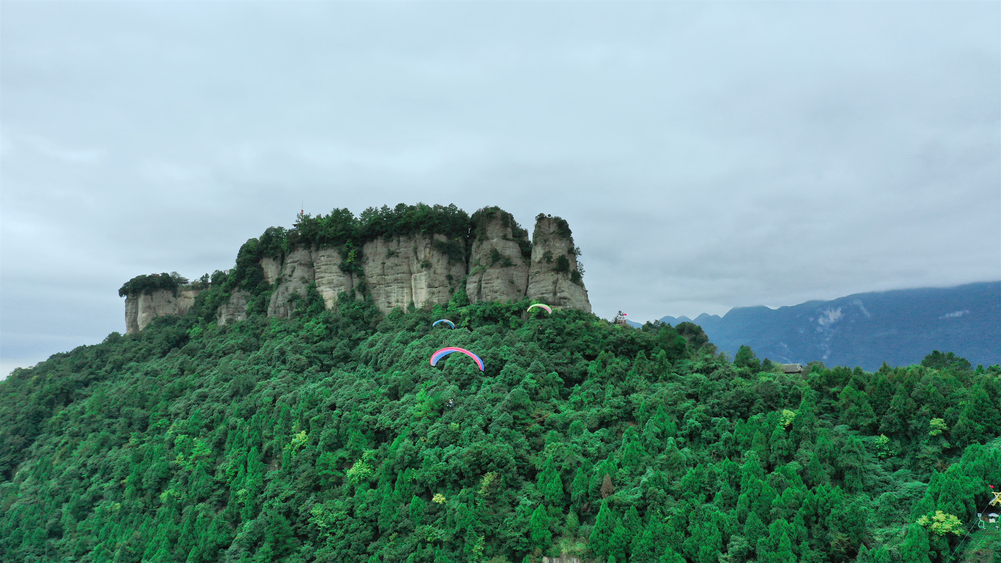 毕业季—飞翔的青春年华！窦圌山滑翔伞劲爆价450元带你圆梦蓝天！